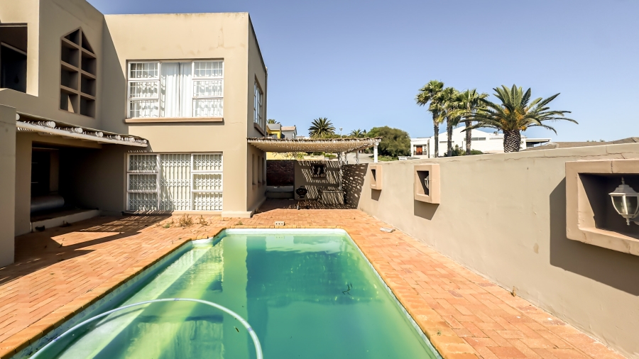 8 Bedroom Property for Sale in Middedorp Western Cape